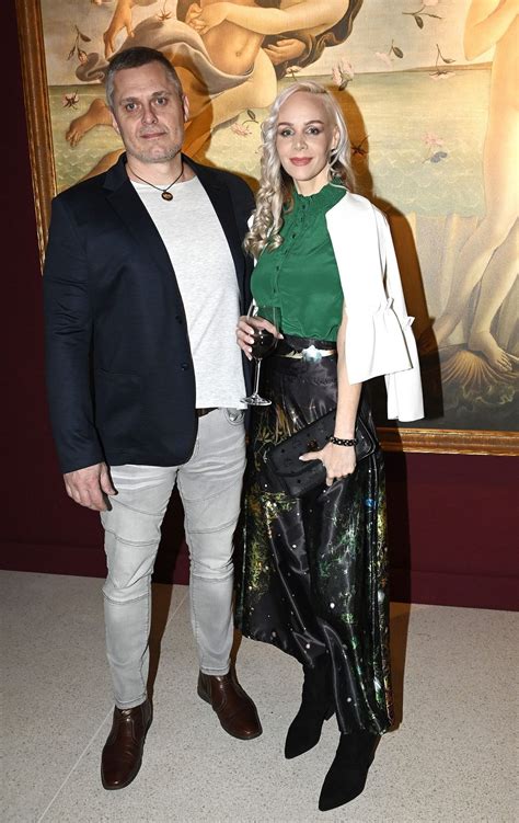 Dve postavy - jedna ohnivá a druhá kamenná - stojace oproti sebe