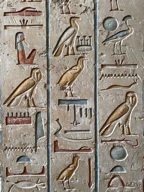 Egyptské hieroglyfy s astrologickými symbolmi