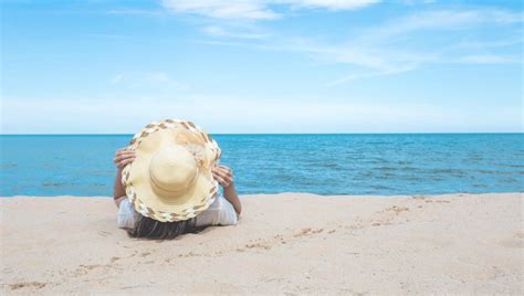 Žena relaxujúca na pláži