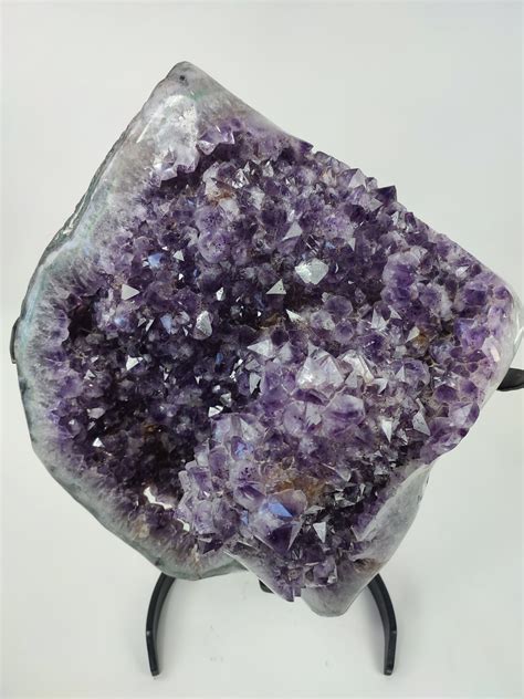 Ametyst, tmavo fialový kameň symbolizujúci šťastie a lásku