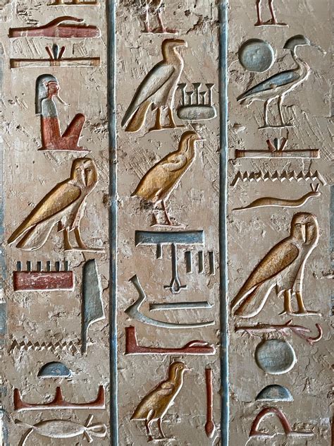 Staroveký egyptský hieroglyf zobrazujúci poznanie