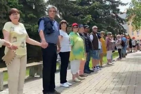 Ilustrácia dvoch ľudí držiacich sa za ruky.