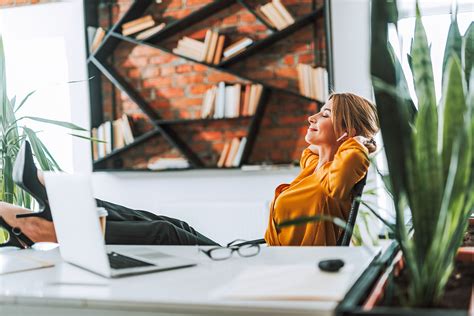 Muž Panna v pracovnom prostredí, analyzujúci dokumenty