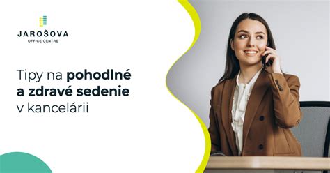Osoba v kancelárii usporadúvajúca dokumenty