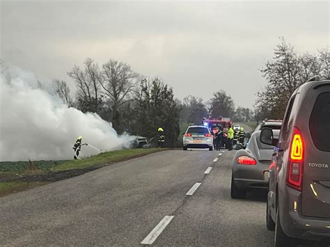 Ilustračná fotografia vodiča zapínajúceho smerovku