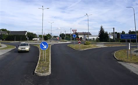 Schéma kruhového objazdu s vyznačeným správnym použitím smeroviek