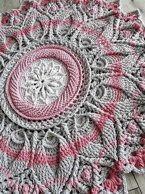 farebný háčkovaný vankúš mandala