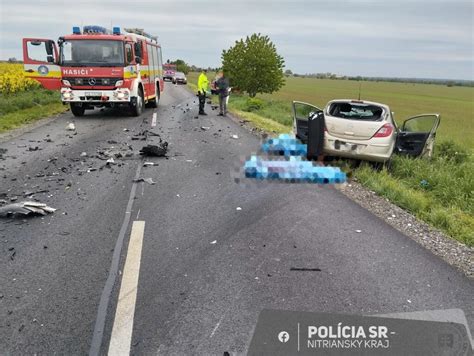 manželský pár sediaci oddelene pri počítačoch