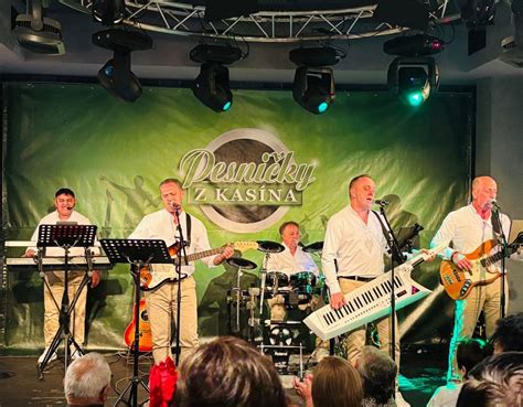 Hudobná skupina hrajúca kalypso hudbu na oceľových bubnoch