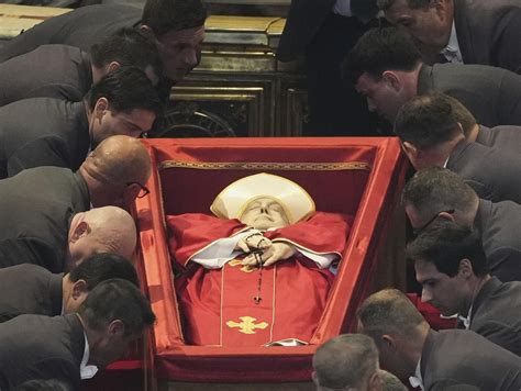 Rakva s vyobrazením bohyne Nut na vnútornej strane