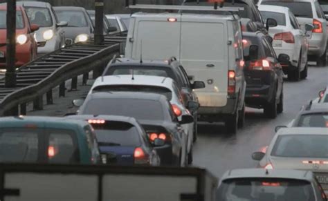 Ilustrácia dopravnej zápchy s frustrovanými vodičmi