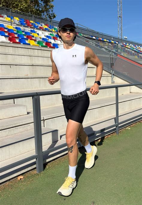 Muž bežiaci vpred s plnou energiou