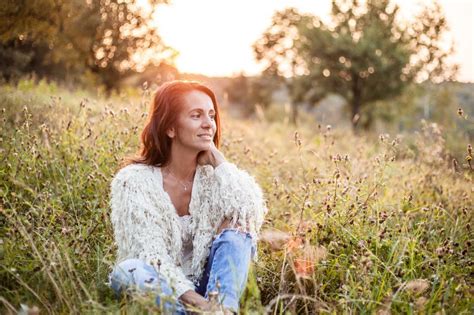 žena relaxuje na lúke