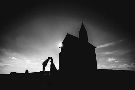 pár drží sa za ruky pri západe slnka