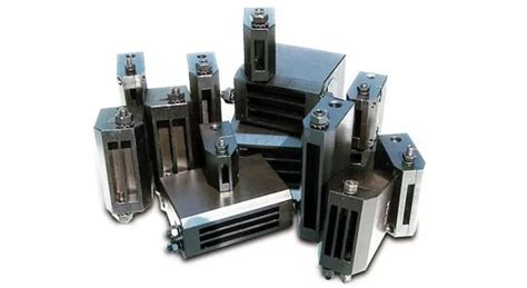 Ilustrácia rôznych typov ďalekohľadov a príslušenstva pre astronómiu