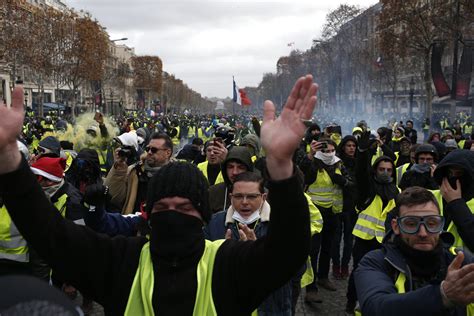 Žlté vesty demonštrujúce na uliciach Paríža