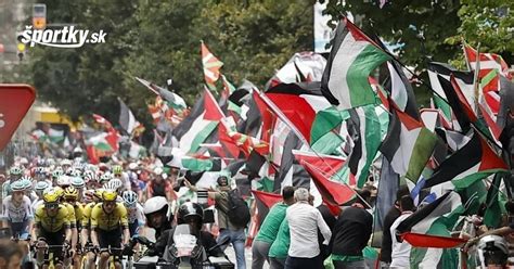 Poškodený Vítězný oblúk po protestoch