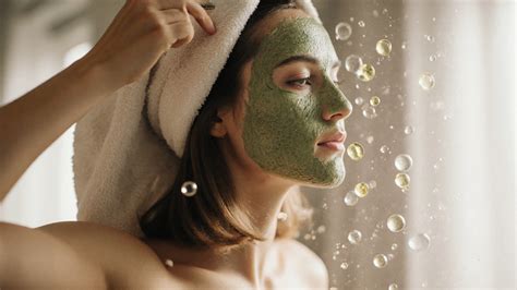 Žena aplikujúca pleťovú masku