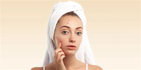 Žena s vztýčenou pästou