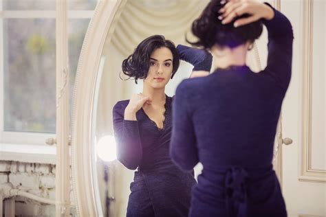 žena pri pohľade do zrkadla