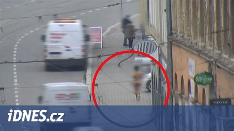 žena kráčajúca po ulici, ktorá sa cíti unavená