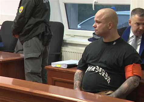 žena s úsmevom na tvári, ktorá ukazuje výsledky svojej premeny