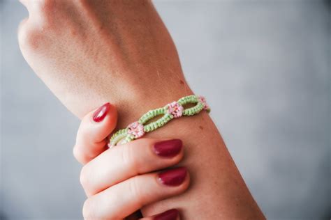 Ilustrácia červeného náramku