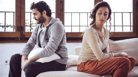 Ilustrácia páru, ktorý prekonáva komunikačné problémy