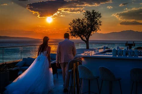 Dvojica zdieľajúca hlboký rozhovor pri západe slnka