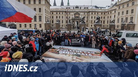 Symbolický obraz spájajúci temné sily a detskú nevinnosť