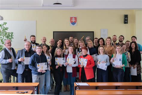 učitelia a študenti v triede
