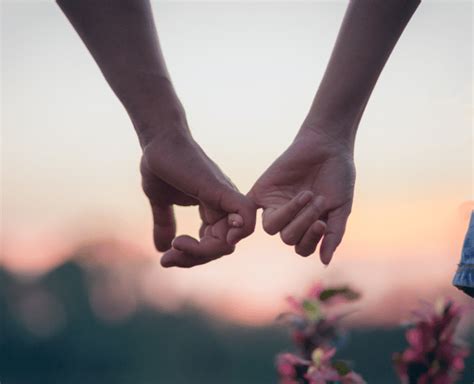 pár držiac sa za ruky