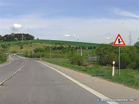 Ilustrácia križovatky s hlavnou a vedľajšou cestou