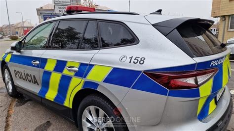 Ilustračná fotografia policajného auta s majákmi