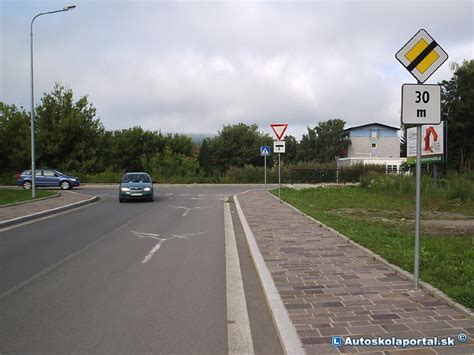 Ilustrácia križovatky s meniacou sa hlavnou cestou