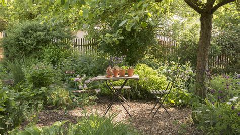 Ilustrácia záhrady v apríli