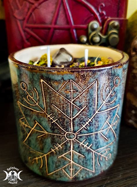 Ilustrácia zobrazujúca rôzne symboly mágie, ako sú sviečky, kryštály a karty.