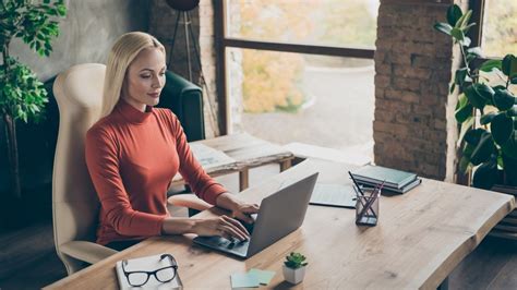 Ilustrácia uprataného a organizovaného pracovného stola podľa Feng Shui