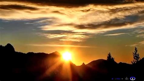 Slnko vychádzajúce spoza oblakov