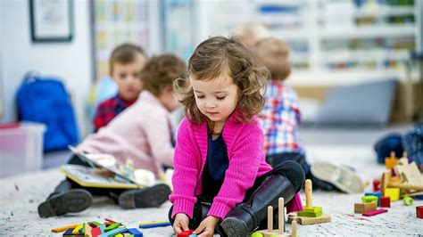 Dieťa v znamení Váhy s hračkami