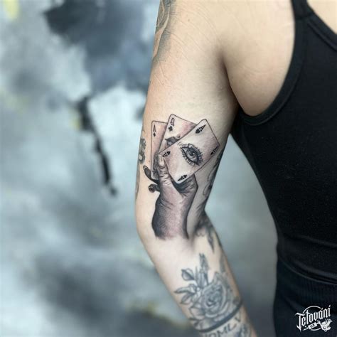 Ruka vykladajúca karty