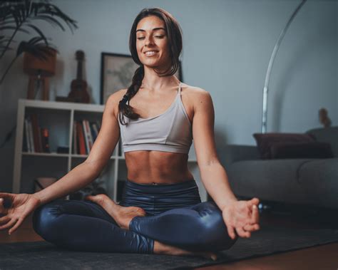 žena medituje v pokoji