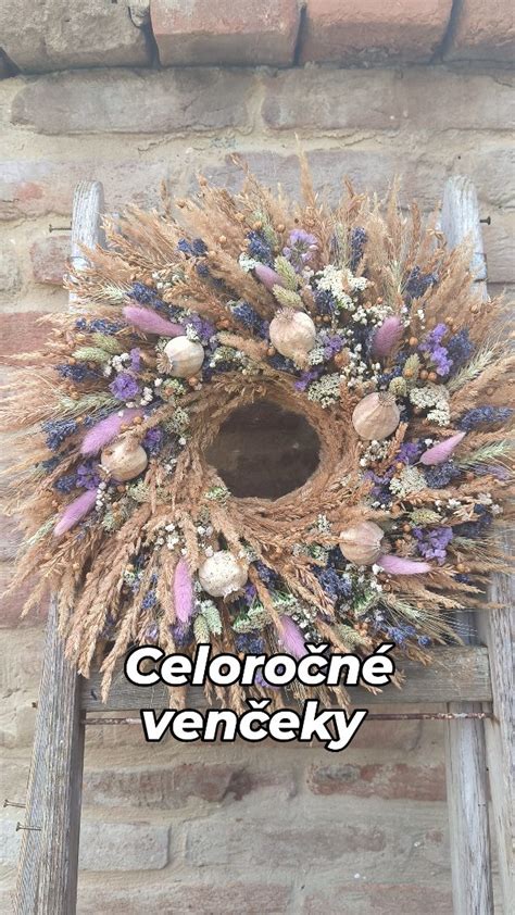 Démétér so zväzkami obilia a vencami z kvetov