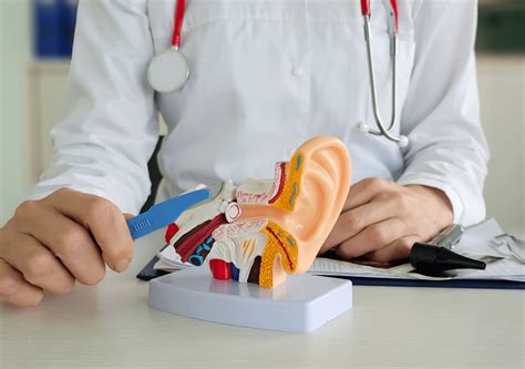 Anjel šepkajúci do ucha osobe