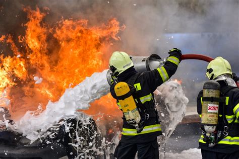 Hasiči pri práci v Notre Dame
