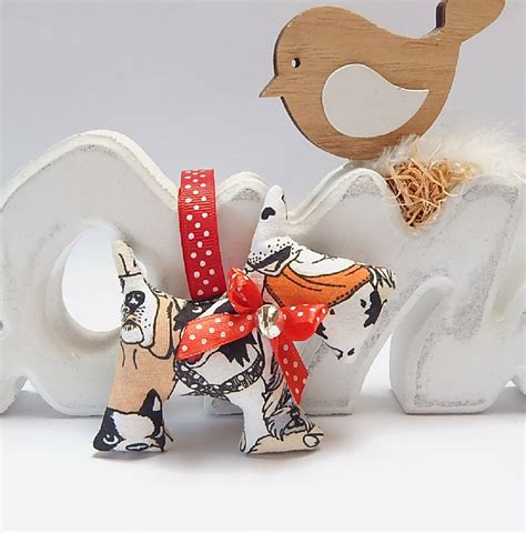 Ilustrácia bábätka v kolíske s červenou stužkou