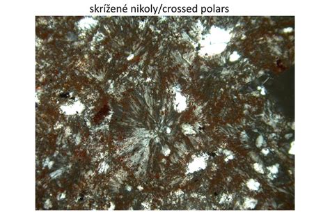 Štruktúra kryštálu kremeňa s inklúziami