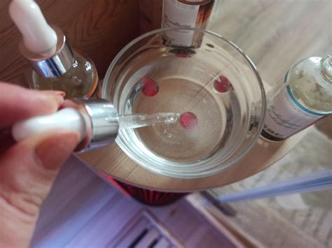 Ilustrácia misky s vodou a zápalkami