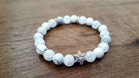 Červené náramky a amulety