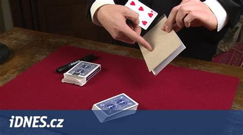 Ilustrácia kúzelníka vykonávajúceho trik s kartami